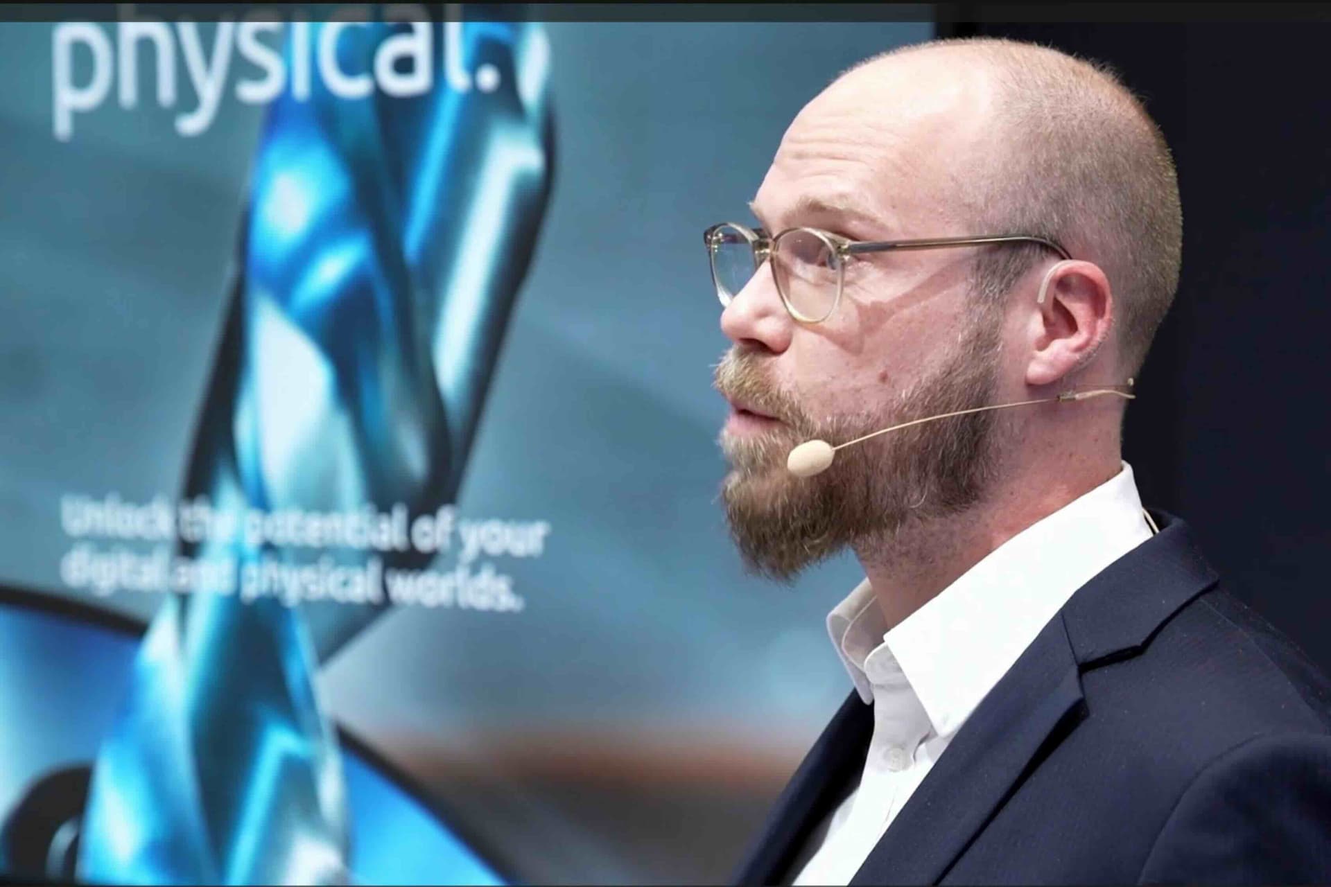 Christian Völl speaking at a conference